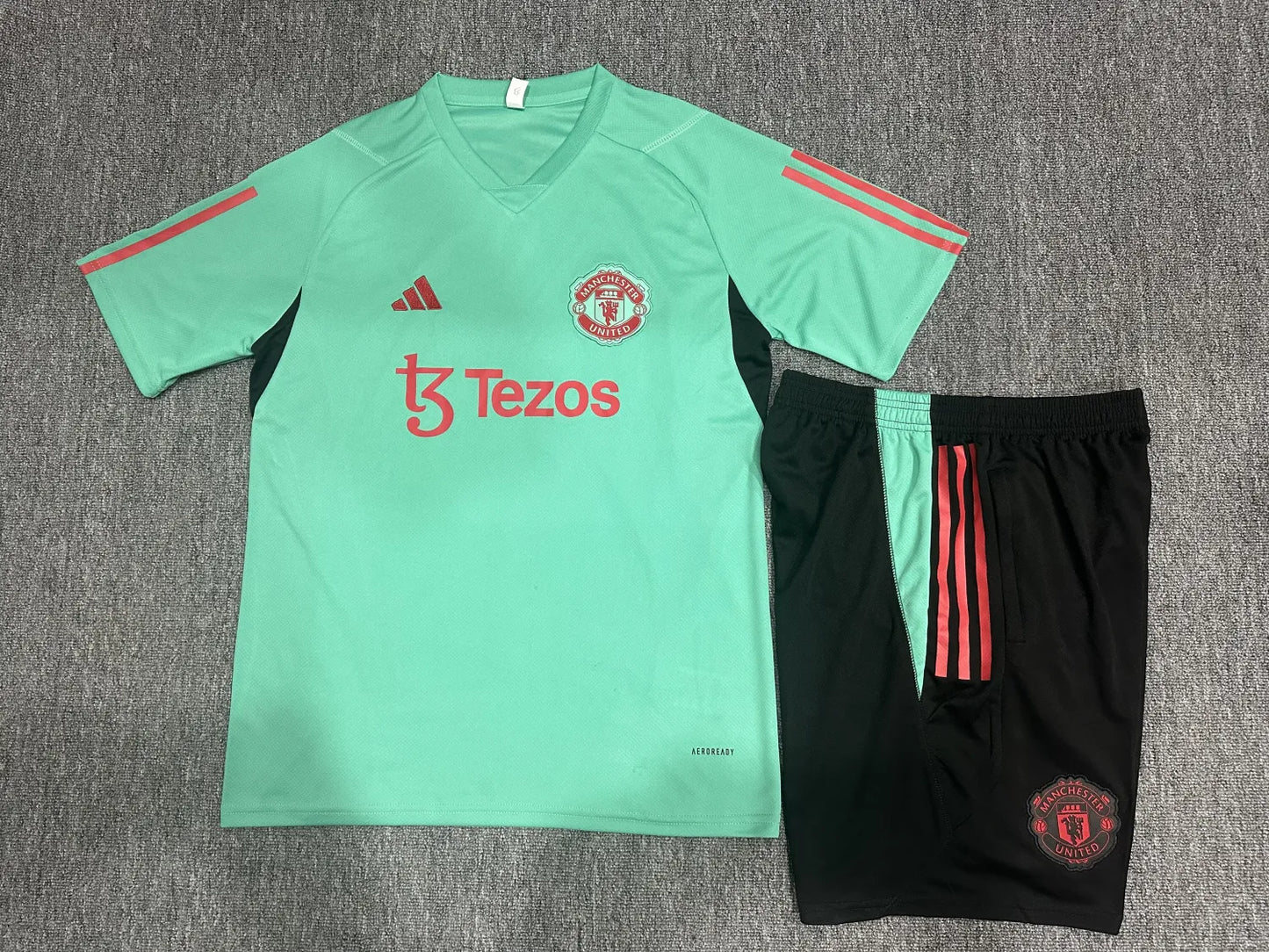23-24 Manchester United Training Short Sleeve Suit