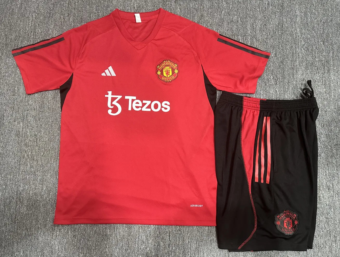 23-24 Manchester United Red Training Short Sleeve Suit